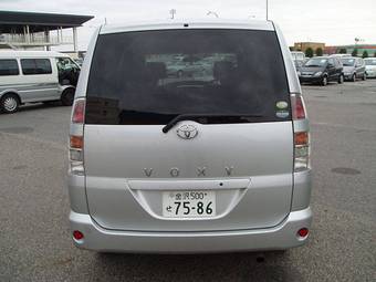 2004 Toyota Voxy Photos