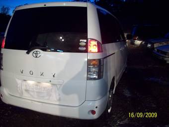 2004 Toyota Voxy Pictures