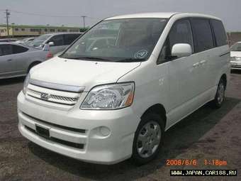 2005 Toyota Voxy