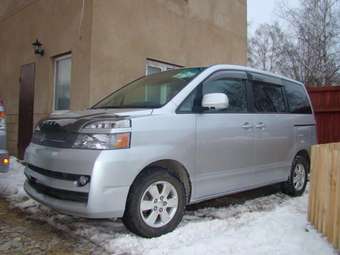 2005 Toyota Voxy Photos