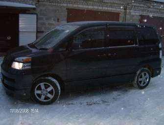 2005 Toyota Voxy Images