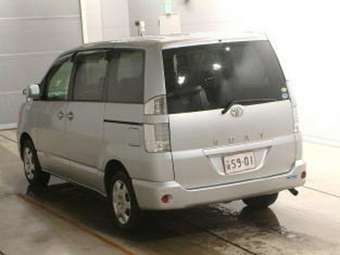 2005 Toyota Voxy Images