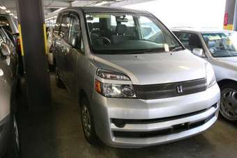 2005 Toyota Voxy Photos