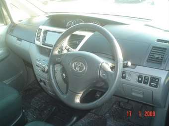 2005 Toyota Voxy Pictures