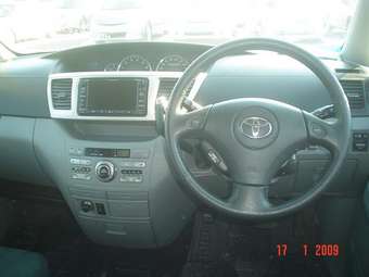 2005 Toyota Voxy Photos