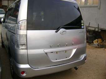 2005 Toyota Voxy Photos