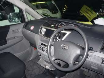 2005 Toyota Voxy Photos