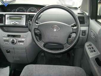 2005 Toyota Voxy Photos