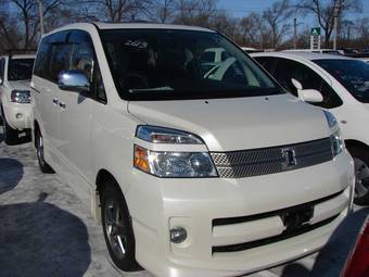 2005 Toyota Voxy Photos