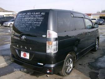 2005 Toyota Voxy Photos