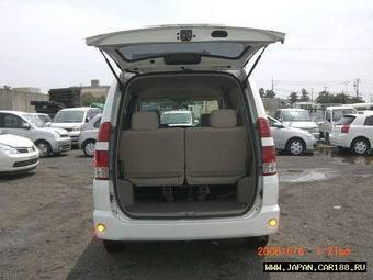 2005 Toyota Voxy Images