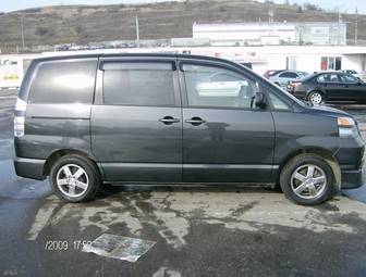 2005 Toyota Voxy Images