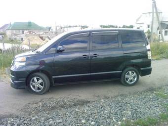 2005 Toyota Voxy Photos