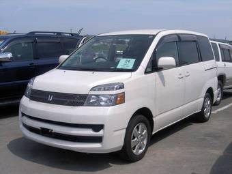 2005 Toyota Voxy Photos