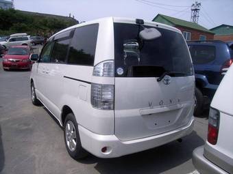 2005 Toyota Voxy Photos