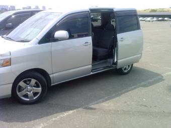 2005 Toyota Voxy Photos