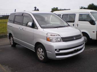 2005 Toyota Voxy Photos