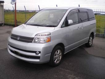 2005 Toyota Voxy Photos