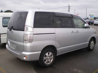 2005 Toyota Voxy Photos