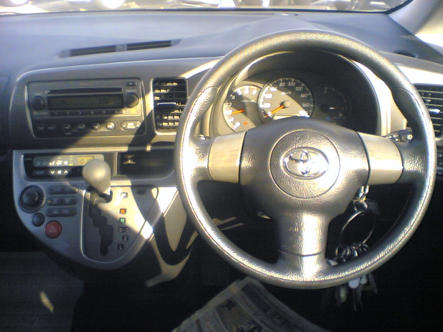 2003 Toyota Wish Pictures