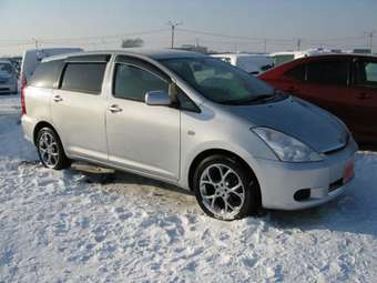 2003 Toyota Wish Photos