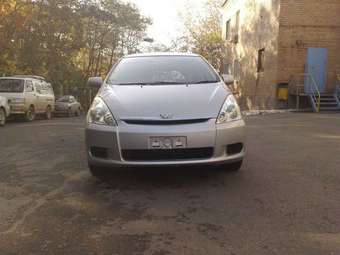 2003 Toyota Wish Pictures