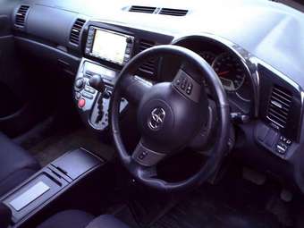 2003 Toyota Wish Pictures