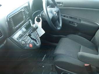 2003 Toyota Wish Photos