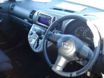 2003 Toyota Wish Photos