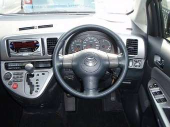 2003 Toyota Wish Pictures