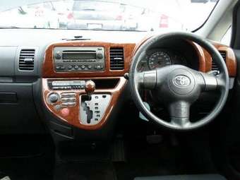 2003 Toyota Wish Photos