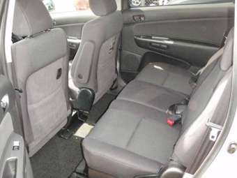 2003 Toyota Wish Images