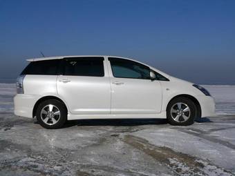 2003 Toyota Wish Pictures