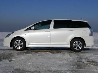 2003 Toyota Wish Photos
