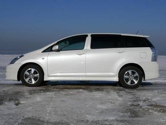 2003 Toyota Wish Photos