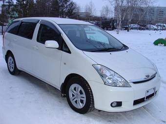 2003 Toyota Wish Photos