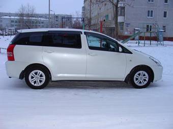 2003 Toyota Wish Pictures