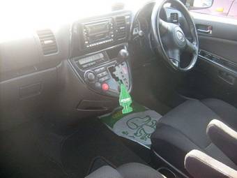 2003 Toyota Wish Pictures