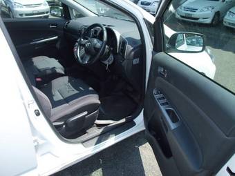2003 Toyota Wish Photos