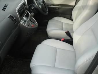 2003 Toyota Wish Pictures