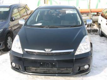 2003 Toyota Wish Photos