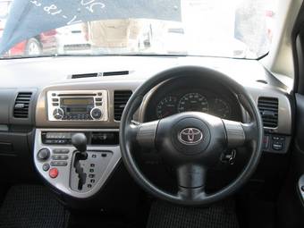 2003 Toyota Wish Pictures