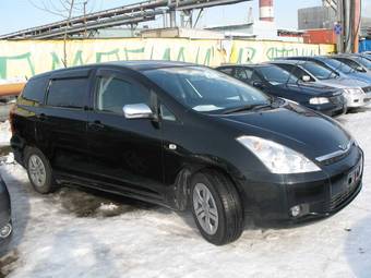 2003 Toyota Wish Photos