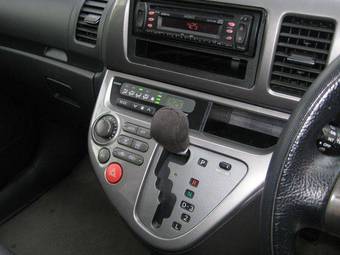 2003 Toyota Wish Wallpapers
