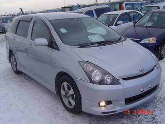 2003 Toyota Wish Photos