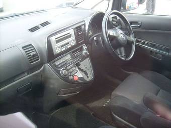 2003 Toyota Wish Pictures