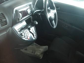 2003 Toyota Wish Photos
