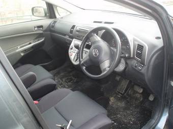 2003 Toyota Wish Pictures