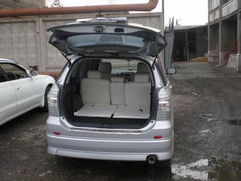 2003 Toyota Wish Photos