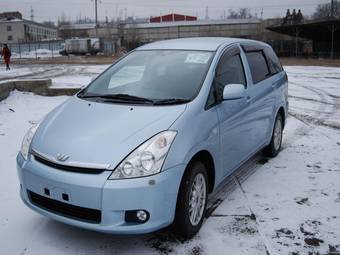 2003 Toyota Wish Photos